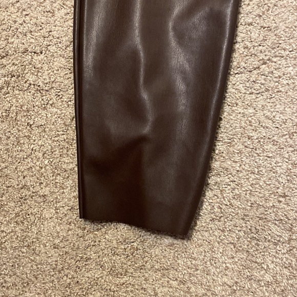 HIGH-WAISTED FAUX LEATHER CROP PANT - Picture 4 of 4